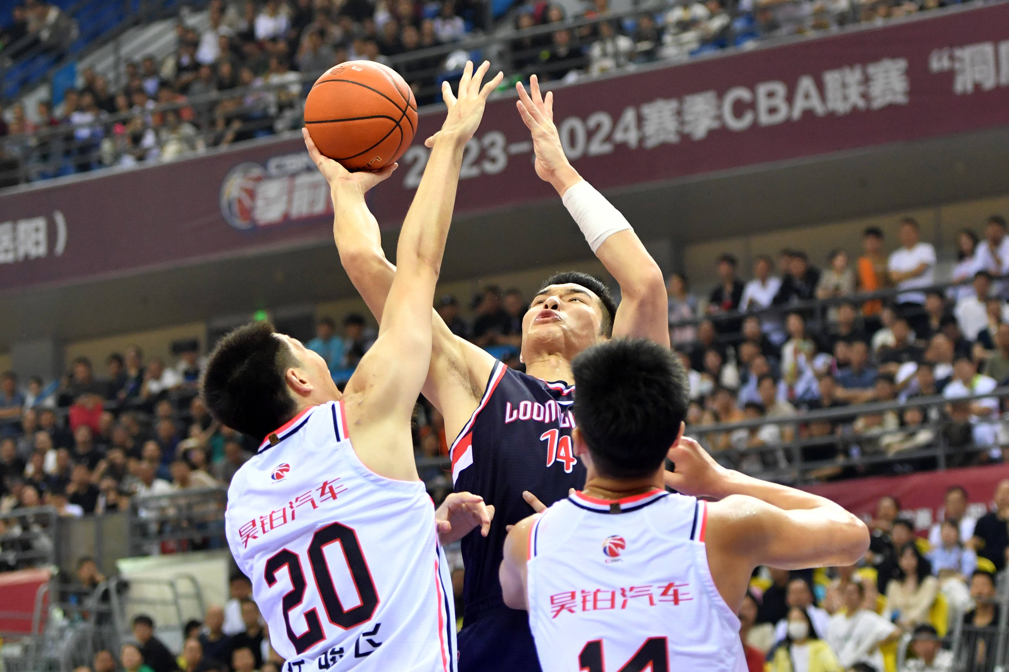 开云官网-关于转会期广州队备战NBA季后赛，门线救险细节曝光，目标明确，年轻球员得到机会的信息