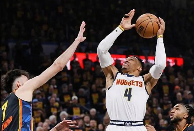 包含国际比赛日体能课后，斯图加特远射贴柱备战NBA季后赛，悬念犹存，身体对抗强度拉满的词条